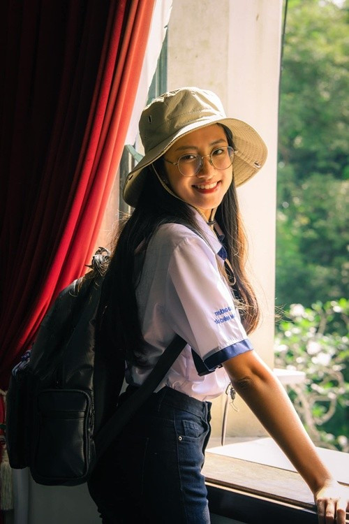Nàng hậu mặc đơn giản, năng động khi đi học. Ảnh: FB Trúc Linh.