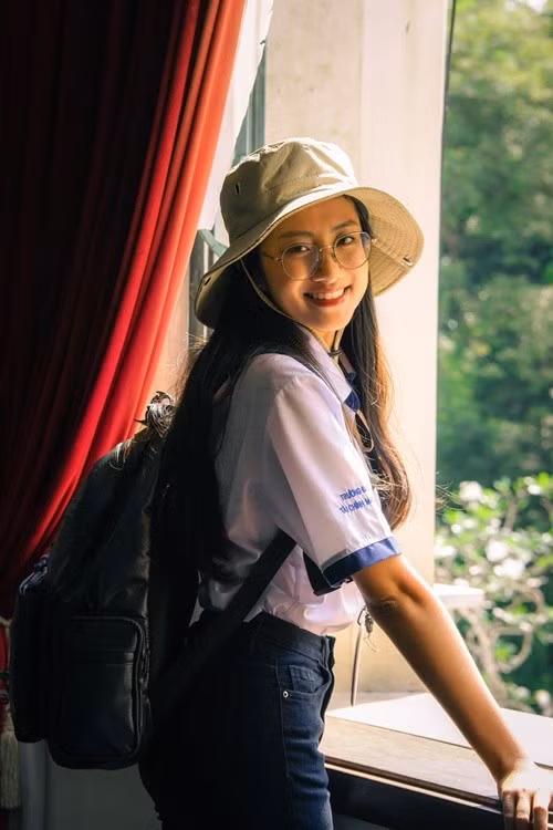 Nàng hậu mặc đơn giản, năng động khi đi học. Ảnh: FB Trúc Linh.