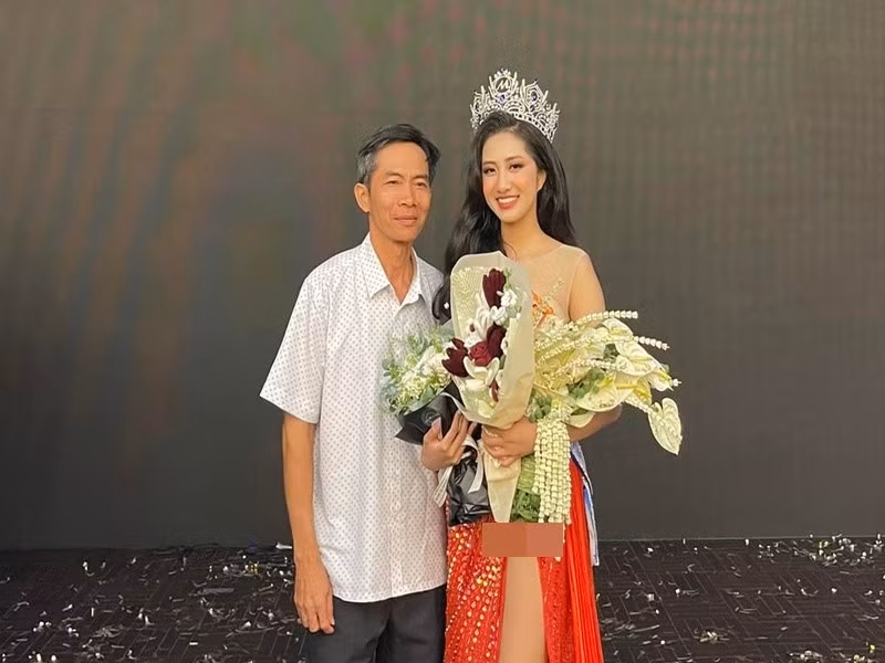 "Con cảm ơn gia đình đã luôn là chỗ dựa tinh thần vững chắc, luôn bên cạnh ủng hộ con hết mình", Trúc Linh từng bày tỏ. Ảnh: FB Trúc Linh.