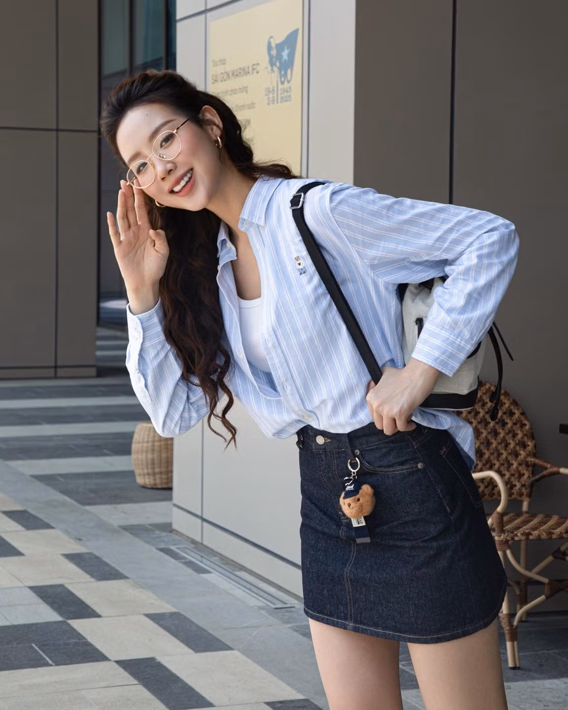 Chia sẻ loạt ảnh mới trên trang cá nhân, Hoa hậu Liên lục địa 2022 viết: “Cố ý mặc như nữ cường, mà sao lại như cô học sinh nhỏ vậy ta”, nhận được nhiều sự quan tâm và lời khen từ khán giả.