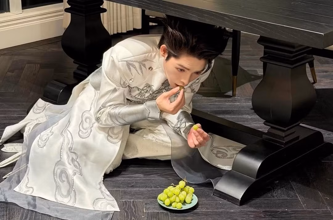 Trào lưu 'chui gầm bàn ăn 12 quả nho' rộ lên mỗi dịp giao thừa Tết Dương lịch. Mới đây, ca sĩ Đức Phúc hào hứng tham gia trào lưu này. Cụ thể, sau khi biểu diễn xong, anh ăn nho dưới gầm bàn. "Gì chứ diễn thì diễn, ăn nho là vẫn phải ăn nha mọi người", Đức Phúc bày tỏ.