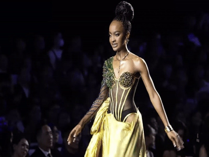 Tối ngày 17/12, Pale Legoabe cùng hơn 70 thí sinh bước vào bán kết Miss Cosmo 2025. Đại diện Nam Phi không may bị tuột tà váy do giày cao gót. Nhanh chóng, Pale Legoabe điều chỉnh trang phục để hoàn thành phần thi trang phục dạ hội. Ảnh: Báo Lâm Đồng Điện Tử.