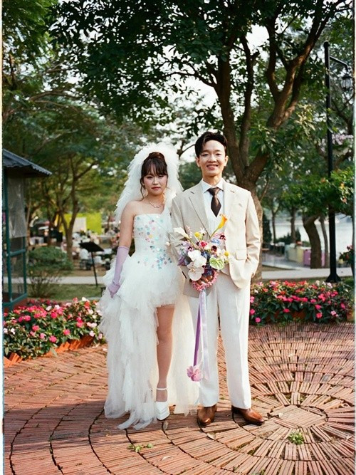 Nam ca sĩ kể lại rằng lúc tuyên bố “để anh lo”, anh thực ra khá run vì chưa từng làm việc này trước đó. “Mình hùng hồn nói thế chủ yếu là vì oai, lận lưng ít sĩ diện để sau này không thất thế nếu như cần khẳng định vị thế trong nhà, chứ có biết mô tê gì đâu, run và lo lắng rất nhiều. May là xong việc vợ cũng khen là "anh hiểu ý em đấy", anh hài hước chia sẻ. Ảnh: Instagram Hoàng Dũng.