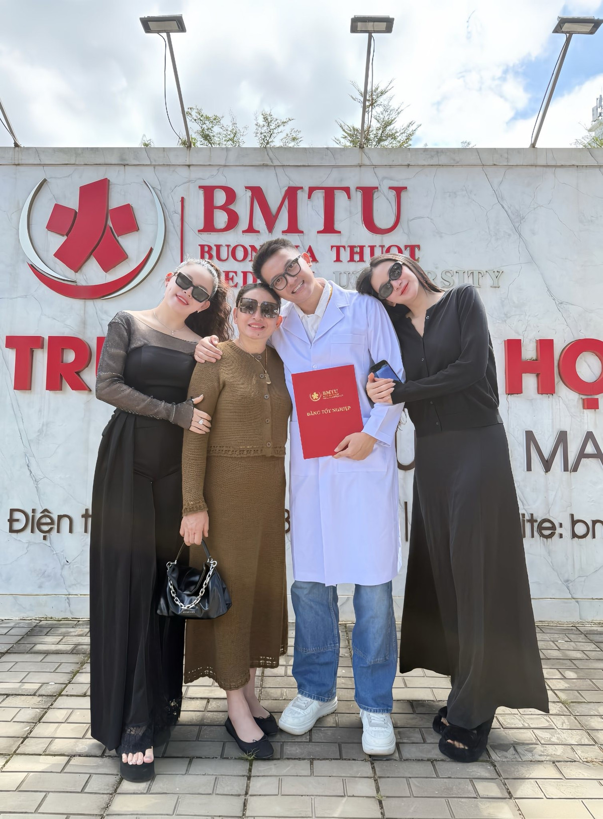 Nam Á vương nhận bằng cử nhân trong sự chứng kiến của mẹ và hai chị gái. Ảnh: FB Đinh Ta Bi.