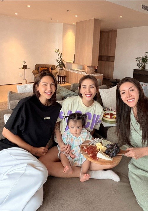 Theo Phụ Nữ Số,Võ Hoàng Yến chia sẻ, trước đây mọi người đều thấy cô là một người mạnh mẽ, cá tính. Nhưng từ ngày có con, Võ Hoàng Yến học cách sống kiên nhẫn hơn, tận hưởng hành trình bên con.