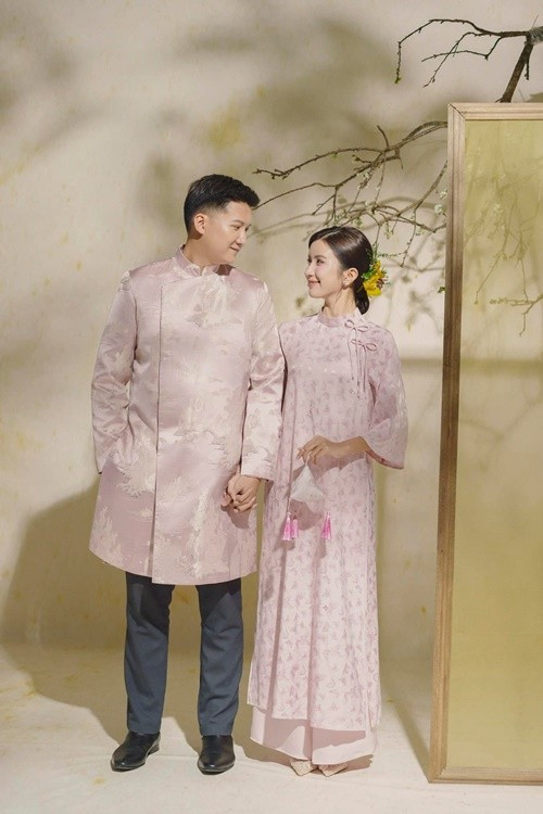 Ngọc Huyền và chồng kém tuổi tình tứ khi chụp ảnh áo dài. Ảnh: FB Ngọc Huyền.