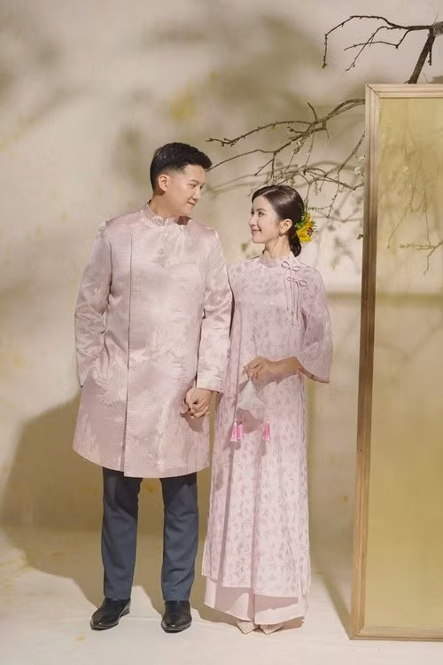 Ngọc Huyền và chồng kém tuổi tình tứ khi chụp ảnh áo dài. Ảnh: FB Ngọc Huyền.