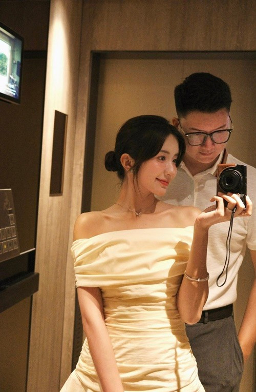 Vợ chồng Ngọc Huyền thoải mái xuất hiện bên nhau sau đám cưới, không giữ kín chuyện tình cảm như ngày còn hẹn hò. Ảnh: FB Ngọc Huyền.