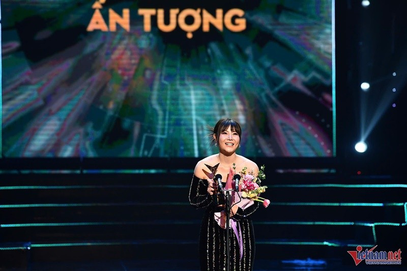 Với điện ảnh, Thanh Hương cho biết, cô vẫn chỉ là một tân binh, đang đi những bước chập chững. Với phim truyền hình, cô tham gia nhiều dự án. Theo Vietnamnet, với vai người mẹ kế hiện đại, tháo vát trong Hoa sữa về trong gió, nhân vật cô em dâu ích kỷ, tham lam trong Người một nhà, Thanh Hương đoạt giải Nữ diễn viên ấn tượng ở VTV Awards 2024. Ảnh: Vietnamnet.