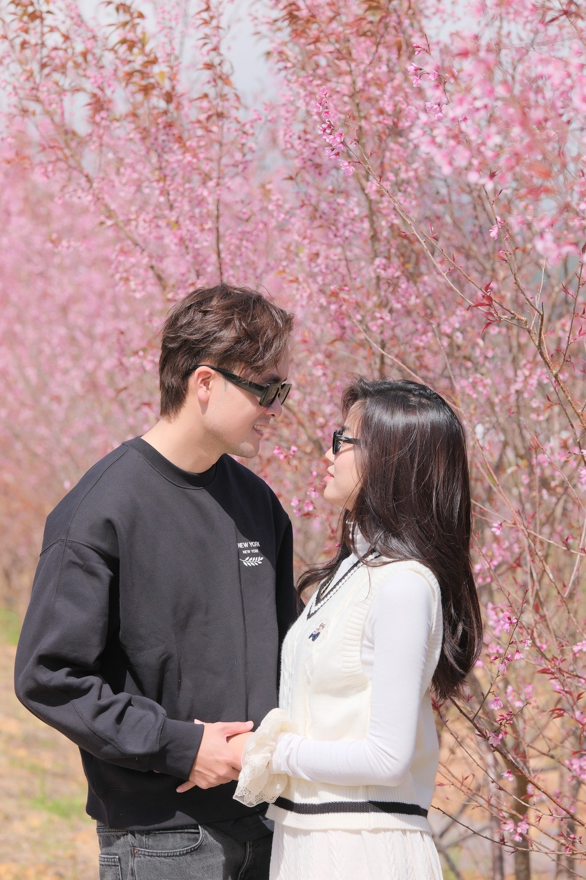 Đầu tháng 1, Anh Đào đăng ảnh bên Anh Tuấn đồng thời viết: "Chúng ta đã thực hiện nhiều kế hoạch cùng nhau rồi. 2026 cùng nhau 'vỡ kế hoạch' thôi anh nhỉ". Nhanh chóng, một số cư dân mạng đặt nghi vấn Anh Đào có tin vui. Nhanh chóng, cô phủ nhận. Ảnh: FB Anh Tuấn.