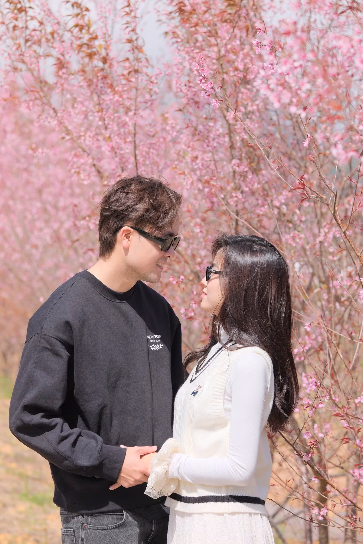 Đầu tháng 1, Anh Đào đăng ảnh bên Anh Tuấn đồng thời viết: "Chúng ta đã thực hiện nhiều kế hoạch cùng nhau rồi. 2026 cùng nhau 'vỡ kế hoạch' thôi anh nhỉ". Nhanh chóng, một số cư dân mạng đặt nghi vấn Anh Đào có tin vui. Nhanh chóng, cô phủ nhận. Ảnh: FB Anh Tuấn.