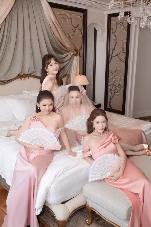 Đám cưới của ca sĩ Hồ Quỳnh Hương diễn ra vào chiều tối ngày 15/5. Người chọn ngày cưới chính là Lý Nhã Kỳ (ngoài cùng bên phải).