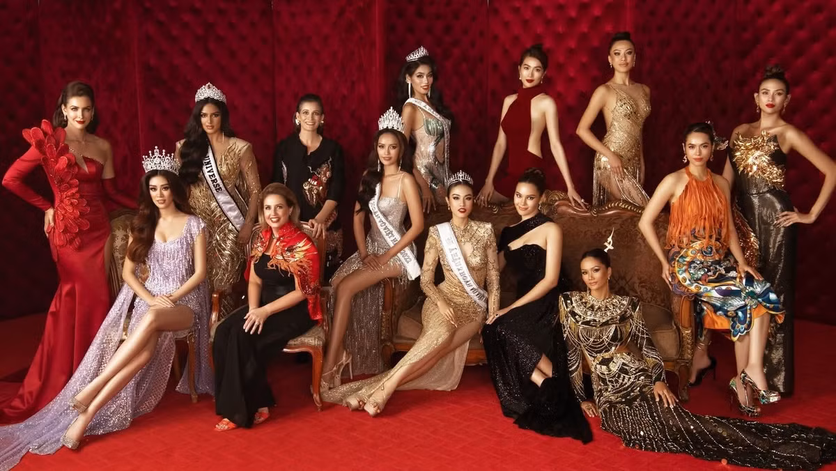 H'hen Niê chụp ảnh cùng các hoa hậu, á hậu của cuộc thi Hoa hậu Hoàn vũ Việt Nam và Hoa hậu Hoàn vũ Thế giới.