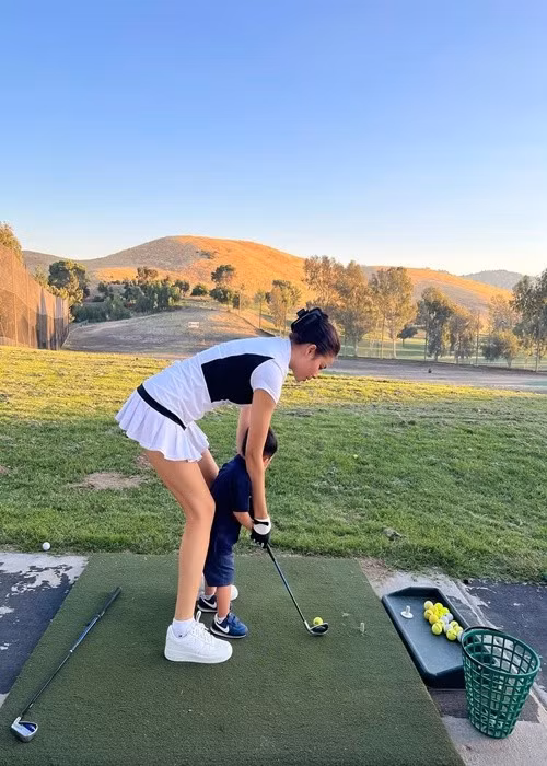 Phạm Hương khoe dạy con trai học thú chơi nhà giàu. Ảnh: Instagram Phạm Hương.