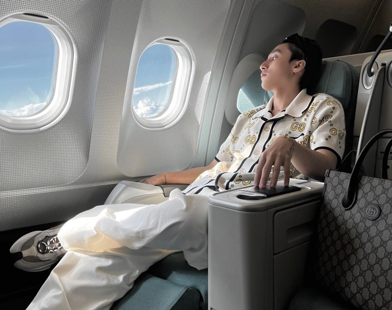 Sơn Tùng M-TP ngồi khoang hạng thương gia khi đi máy bay. Ảnh: FB Sơn Tùng M-TP.
