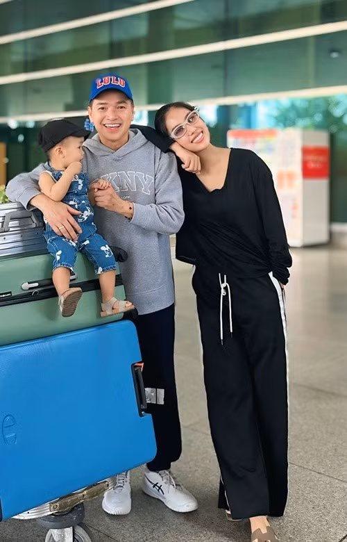 Quang Minh chủ yếu sống ở Việt Nam kể từ khi gắn bó với Tăng Khánh Chi. Trước đó, nam diễn viên định cư ở Mỹ.