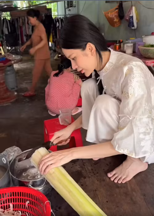 Ở quê nhà, Hà Tâm Như phụ giúp người thân nấu ăn, rửa bát. Ảnh: FB Hà Tâm Như.