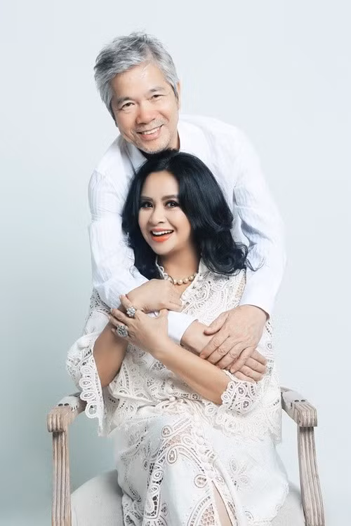 Cặp đôi nắm tay, vai kề vai, dành cho nhau ánh mắt đắm đuối. Ảnh: FB Thanh Lam.