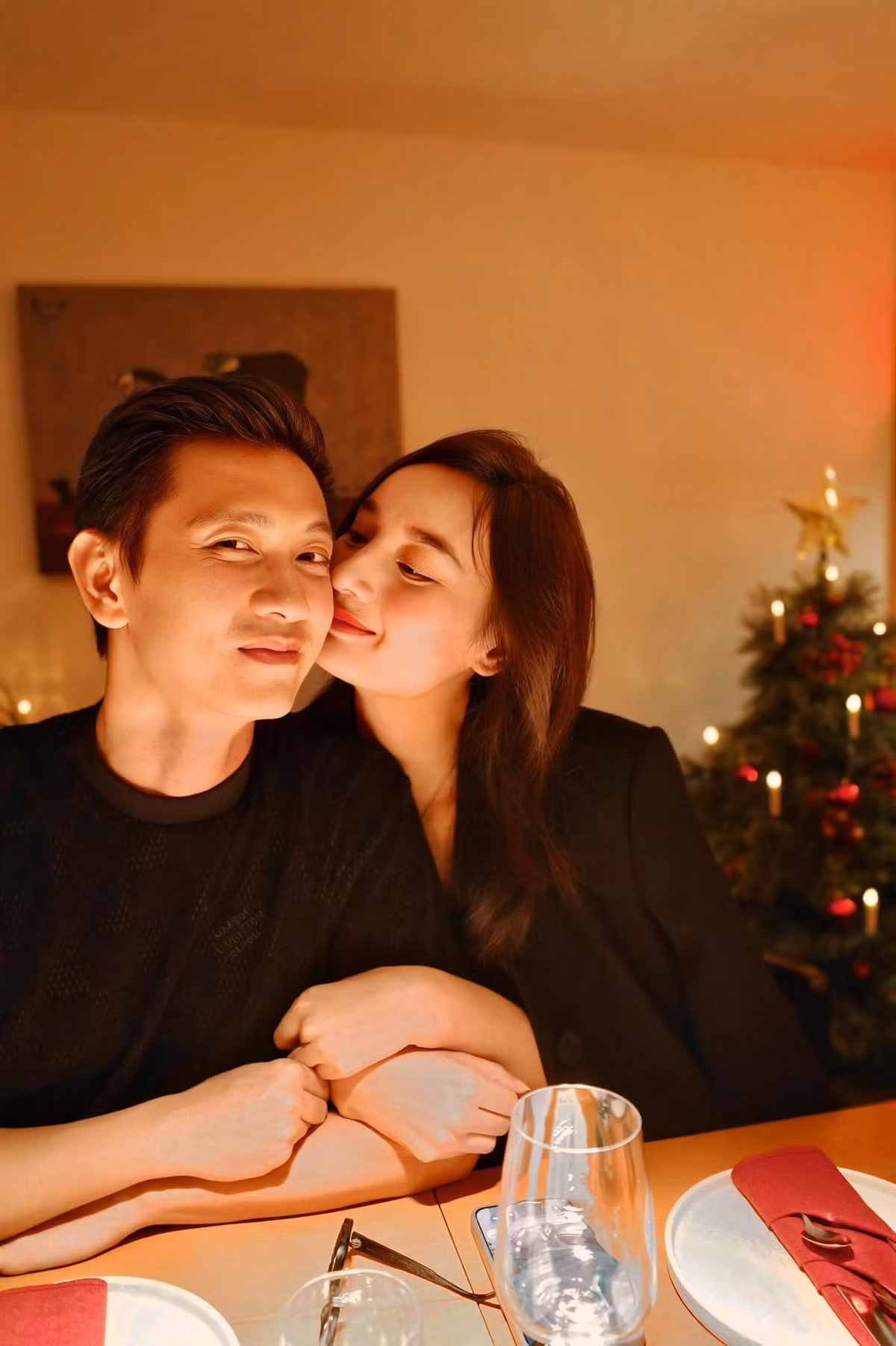 Kỷ niệm 11 năm ngày cưới, Đỗ An chia sẻ: "11 năm của những yêu thương, của tình và nghĩa vợ chồng. Thúy và An đã có những khoảnh khắc trọn vẹn trong tình yêu, trong sự quý mến của những cái ôm, những lời chúc, những giây phút chia sẻ hạnh phúc cùng những anh chị em bạn bè thân thương nhất của hai vợ chồng. Cảm ơn tất cả mọi người, giữa những bận rộn cuối năm, đã dành thời gian đến và ghi lại những kỷ niệm tràn ngập tiếng cười cùng nhau".