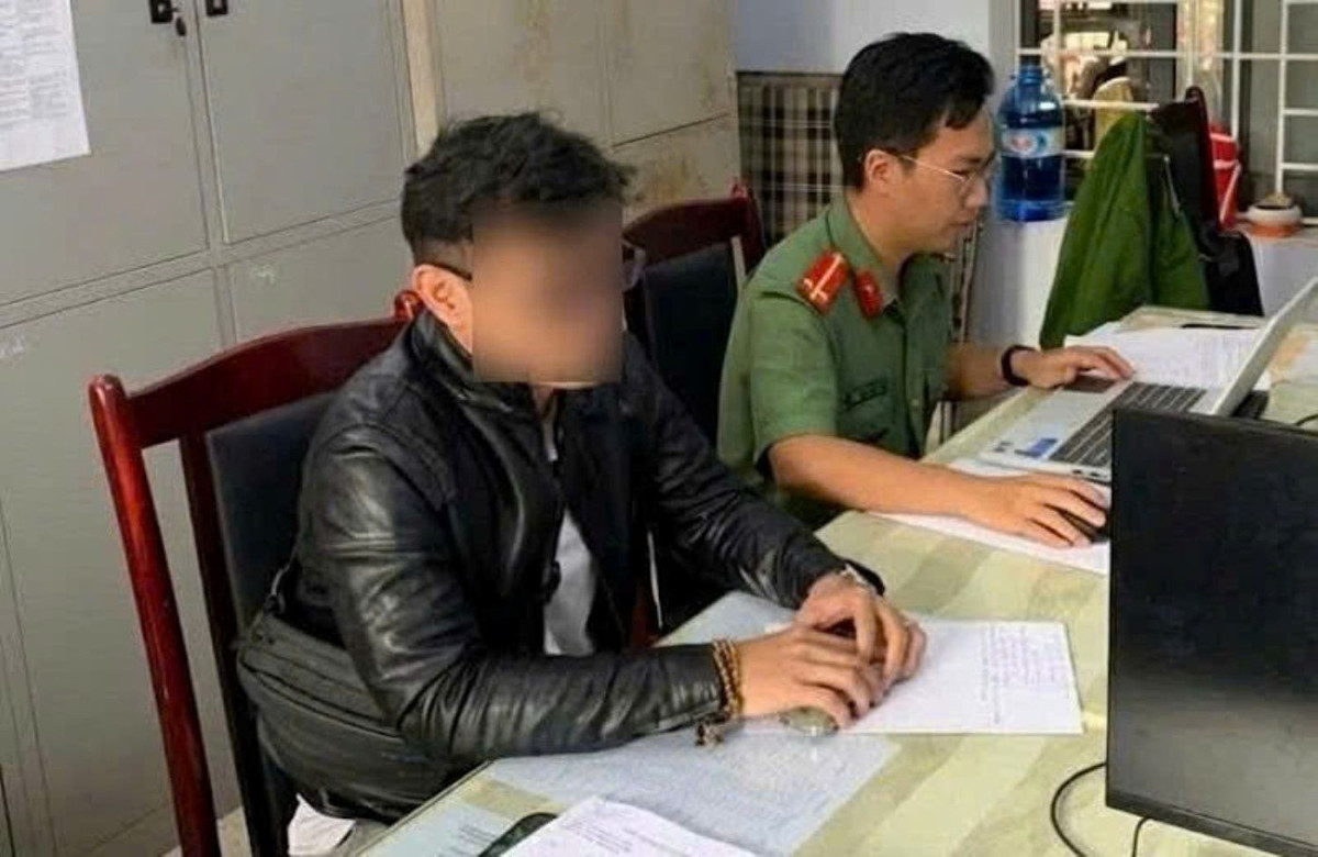 Anh N.Q.Đ làm việc với cơ quan chức năng. Ảnh: CA