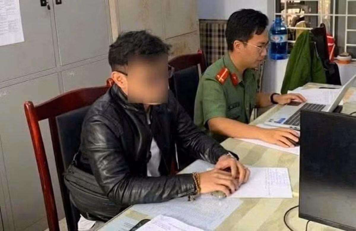 Anh N.Q.Đ làm việc với cơ quan chức năng. Ảnh: CA