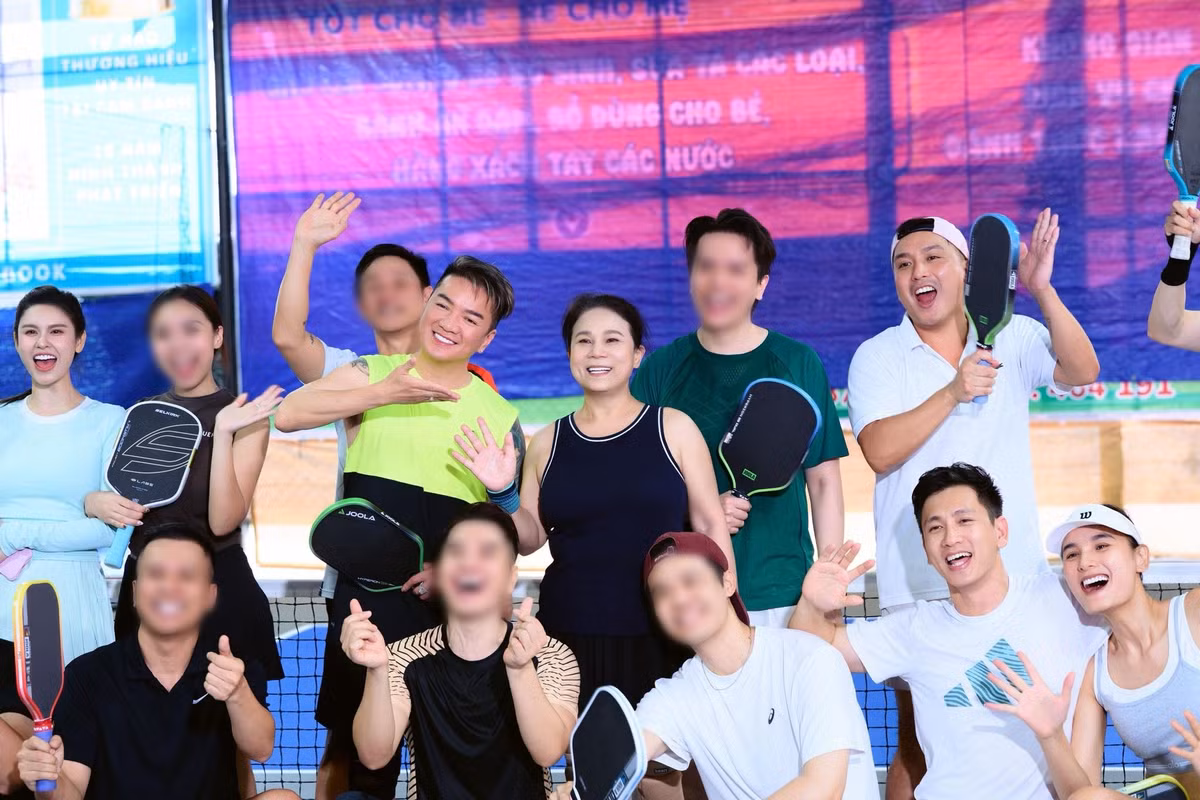 Diễn viên Đỗ An (thứ hai bên phải) - chồng người mẫu Lê Thuý (ngoài cùng bên phải) mới đây gửi lời chúc mừng sinh nhật đến mẹ Ngọc Thanh Tâm: "Em luôn thấy may mắn khi năm nào cũng được làm một phần nhỏ tạo nên ngày đáng nhớ của chị. Vợ chồng em chúc chị luôn luôn hạnh phúc trong cuộc sống, mạnh khoẻ, và ngày càng nhuận sắc. Cảm ơn chị vì đã luôn mang hạnh phúc đến cho tất cả tụi em". Ảnh: FB Đỗ An.