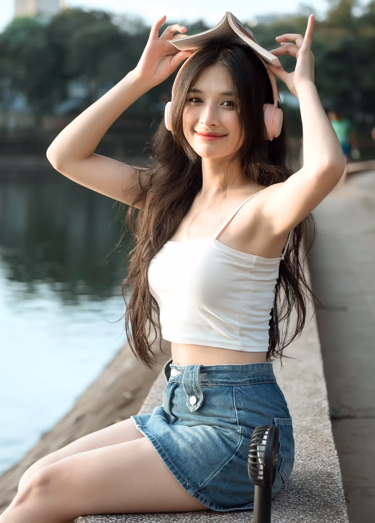 Diễn viên Yến My gây ấn tượng với gương mặt trong trẻo, đường nét hài hòa, vóc dáng cân đối. Thời gian gần đây, cô được nhận xét ngày càng gợi cảm nhưng vẫn giữ nét thanh lịch. Ảnh: FB Yến My.