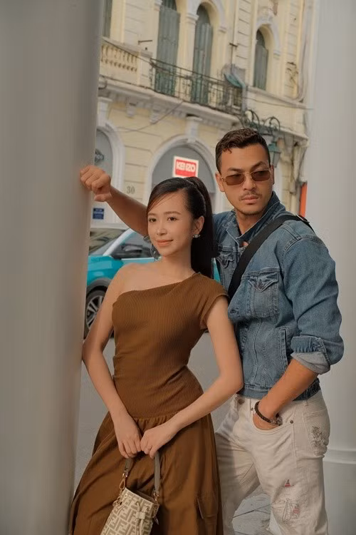 Ngoài đời, nam diễn viên kết hôn với diễn viên Kim Oanh. Vũ Tuấn Việt chia sẻ trên Tiền Phong, ngoài lúc đi làm phim, anh cố gắng chia sẻ công việc nhà cùng vợ. Ảnh: FB Vũ Tuấn Việt.