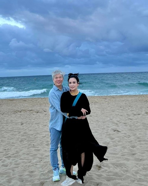 Thanh Lam từng chia sẻ trên VOV, bác sĩ Hùng có nhiều tính cách giống ba của cô: "Anh dậy sớm đi làm, về muộn, không có thời gian cho bản thân, sống thật, những lời nói rút ra từ trái tim của mình". Ảnh: FB Thanh Lam.