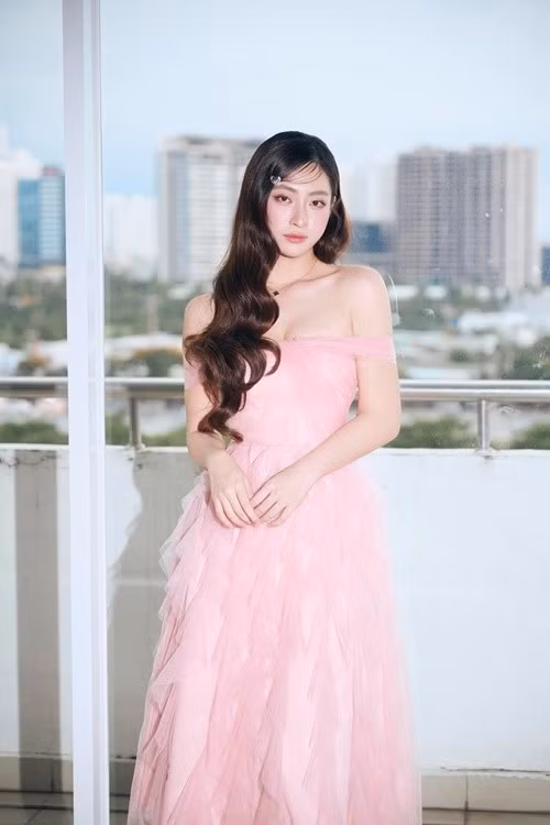 Nàng hậu đắt show sự kiện, quảng cáo. Ảnh: FB Lương Thùy Linh.