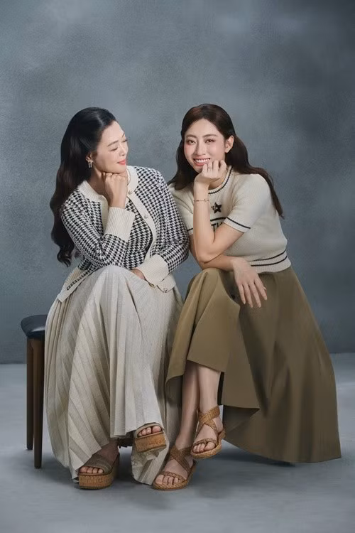 Nàng hậu chia sẻ về mẹ: “Con chỉ ước, có thể sống một đời như mẹ, để hiểu hết những vất vả, hy sinh và tình yêu lặng thầm mẹ dành cho chúng con, suốt bao năm không đòi hỏi bất kỳ điều gì đáp lại”. Ảnh: Sen Vàng.