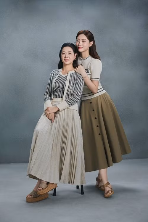 Hoa hậu Lương Thùy Linh và mẹ đẻ - bà Nguyễn Thị Hương diện đồ hiệu trong bộ ảnh mới. Ảnh: Sen Vàng.