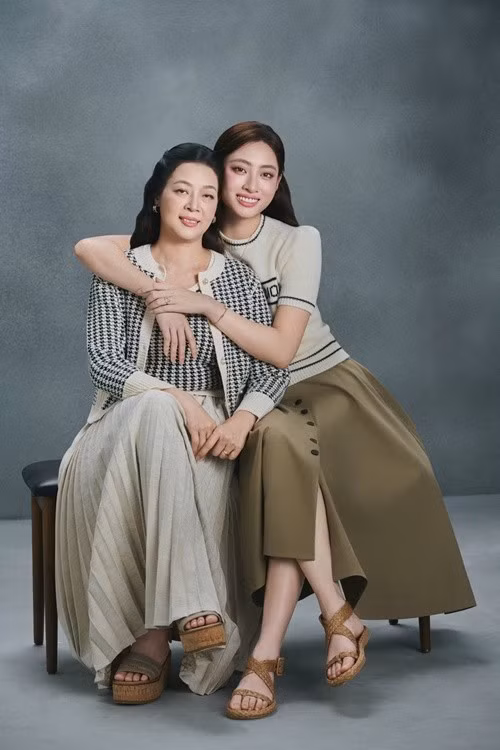 Lương Thùy Linh xinh đẹp trẻ trung. Mẹ của nàng hậu khoe vẻ dịu dàng, phúc hậu. Ảnh: Sen Vàng.