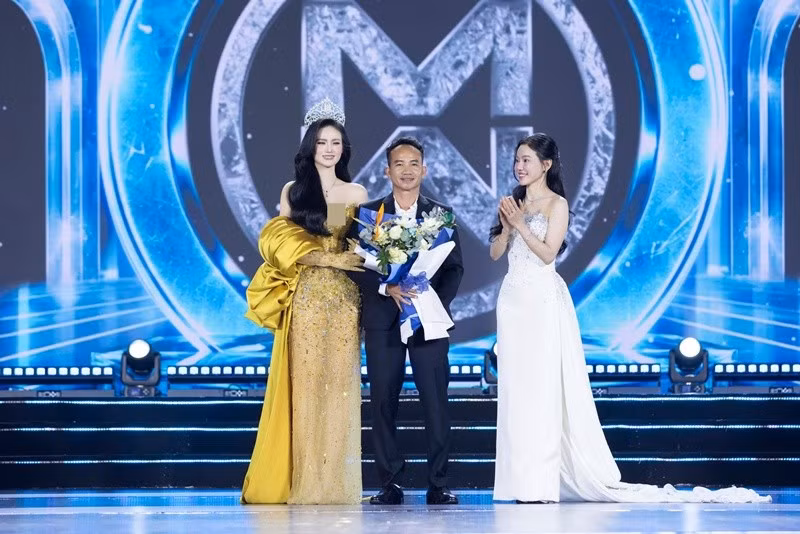 Trong suốt hành trình tham gia các cuộc thi nhan sắc, Ý Nhi luôn nhận được sự ủng hộ từ gia đình và bạn trai. Ảnh: FB Ý Nhi