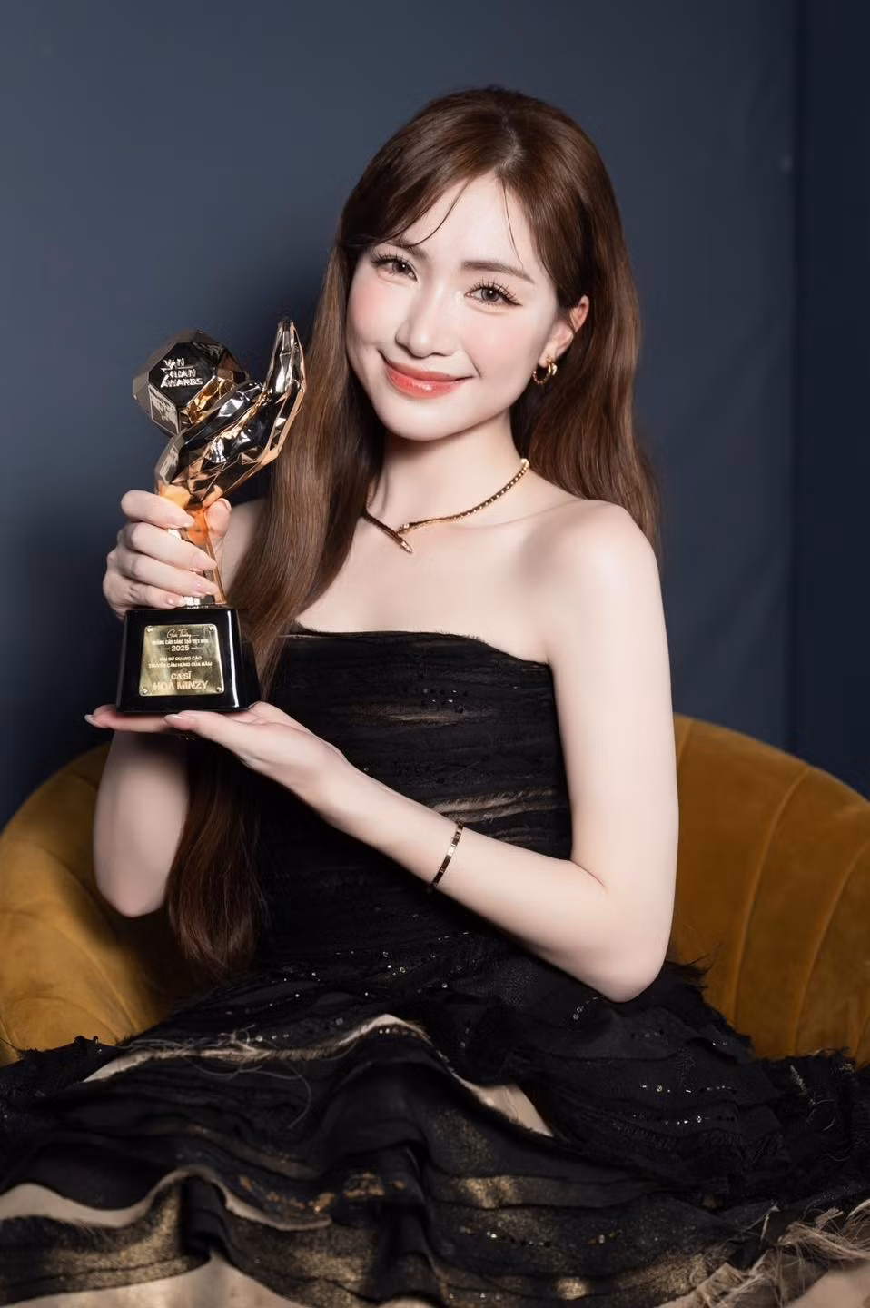 Hòa Minzy nhận giải Đại sứ quảng cáo truyền cảm hứng của năm tại Lễ vinh danh giải thưởng Quảng cáo sáng tạo Việt Nam 2025.