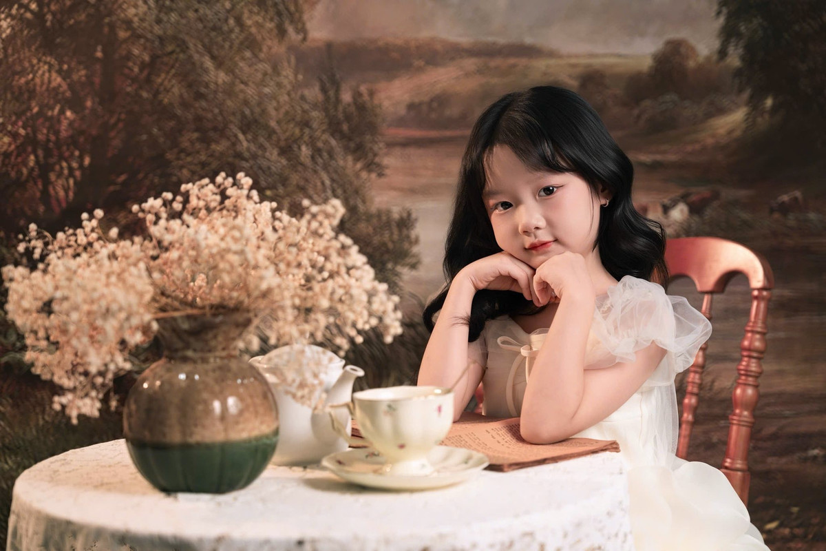 Trong một bộ ảnh nghệ thuật, bé Bào Ngư diện chiếc váy trắng bồng bềnh. Mái tóc đen óng của cô nhóc được uốn nhẹ tự nhiên. Nhiều khán giả khen ngợi con gái Quách Ngọc Tuyên xinh như búp bê.