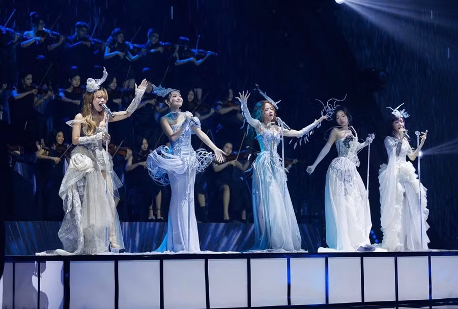 Đội trưởng Phương Ly cùng Châu Bùi, Vũ Thảo My, 52Hz và Orange thể hiện ca khúc ballad Cứ đổ tại cơn mưa. Ảnh: FB Phương Ly.