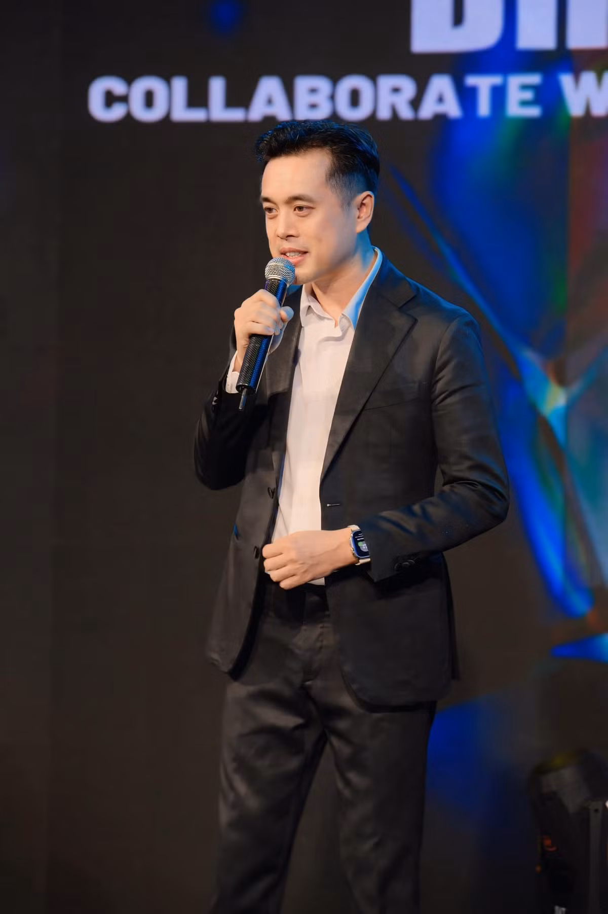 “Khi cuộc sống của bà con còn đang ngổn ngang, tiếng nhạc cất lên lúc này dường như chưa phải lúc. Vì vậy, Linh xin phép được lùi lại một chút, gác lại niềm vui cá nhân để hướng trái tim về miền Trung ruột thịt”, anh viết trên trang cá nhân. Ngoài ra, Dương Khắc Linh cùng ban tổ chức liveshow Linh cảm gửi 100 triệu đồng đến Ủy ban Mặt trận Tổ quốc Việt Nam tỉnh Đắk Lắk. Ảnh: FB Dương Khắc Linh.