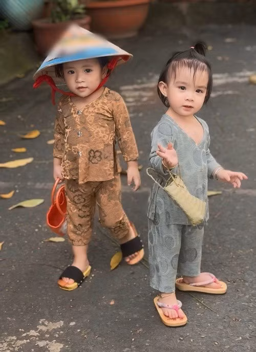 Lita là bản sao nhí của Kha Ly còn Kỳ Kỳ sở hữu gương mặt có nhiều nét giống Châu Khải Phong. Ảnh: FB Kha Ly.