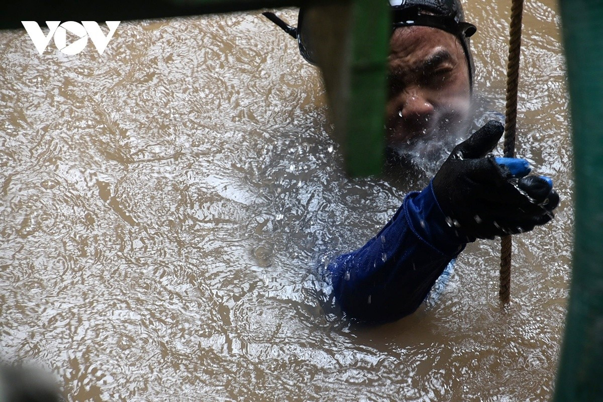 Các thợ lặn phải trực tiếp xuống đáy hố, sử dụng ống xối để khuấy, xả cát, tạo điều kiện cho hệ thống bơm hút đưa cát ra ngoài.