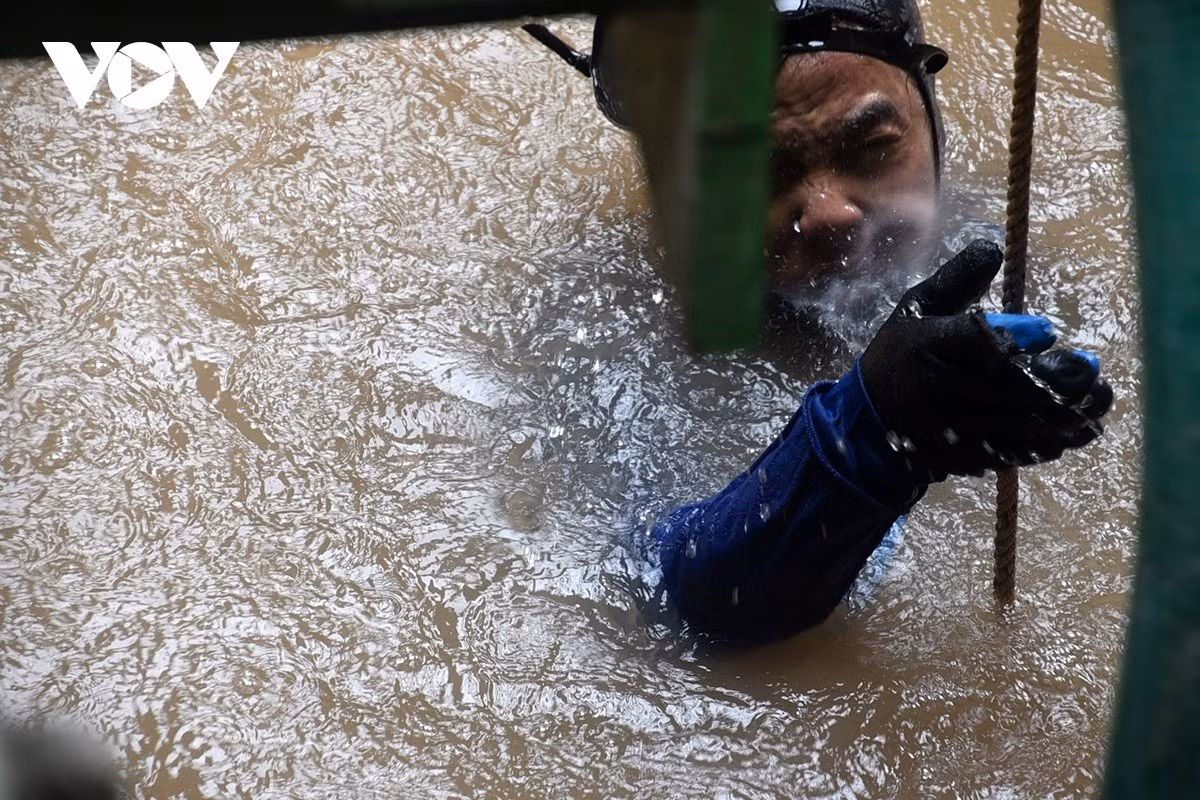 Các thợ lặn phải trực tiếp xuống đáy hố, sử dụng ống xối để khuấy, xả cát, tạo điều kiện cho hệ thống bơm hút đưa cát ra ngoài.