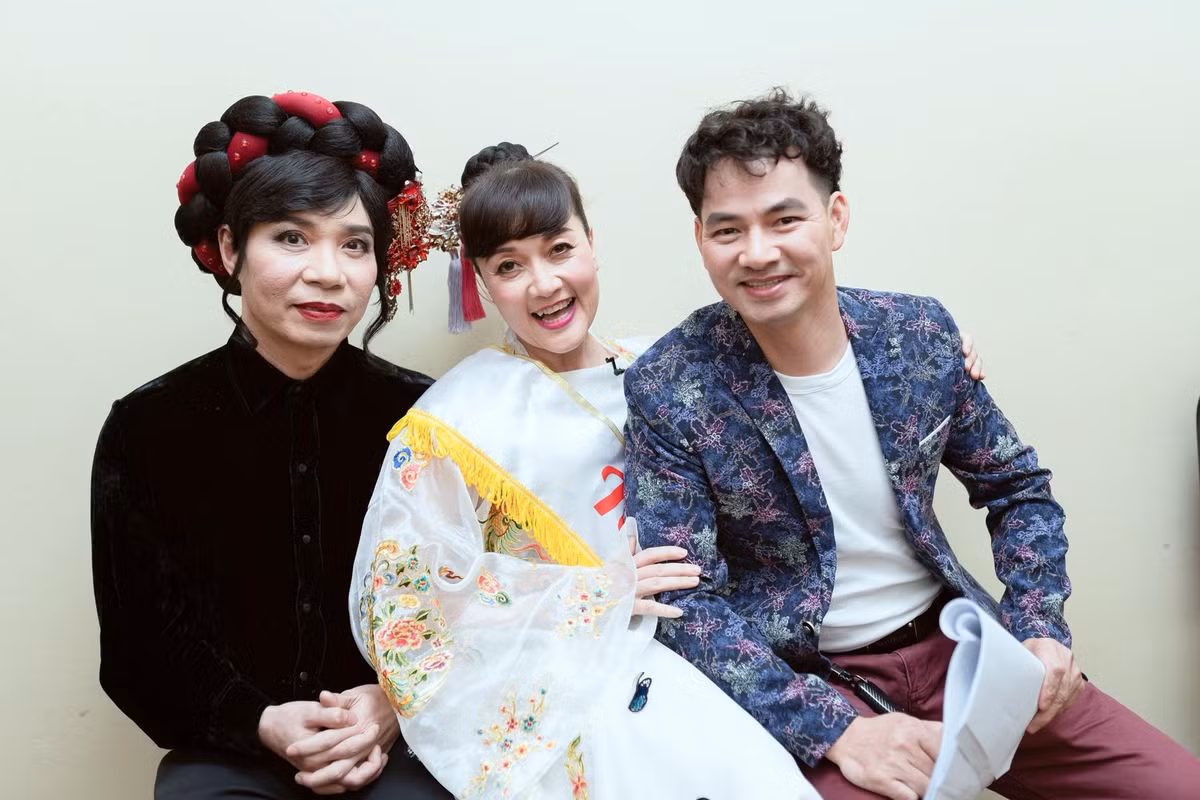 Chia sẻ hình ảnh bên Xuân Bắc và Công Lý ở Táo quân các mùa trước, Vân Dung cho biết: "Tết không Táo quân thì thiếu đi một gia vị đặc biệt, nhưng nồi lẩu cuộc đời vẫn sôi sùng sục, vẫn chua cay mặn ngọt đủ cả – chỉ là thiếu một chút 'hoài niệm' quen thuộc khiến ta vừa tiếc nuối, vừa bật cười, vậy thôi ạ". Ảnh: FB Vân Dung.