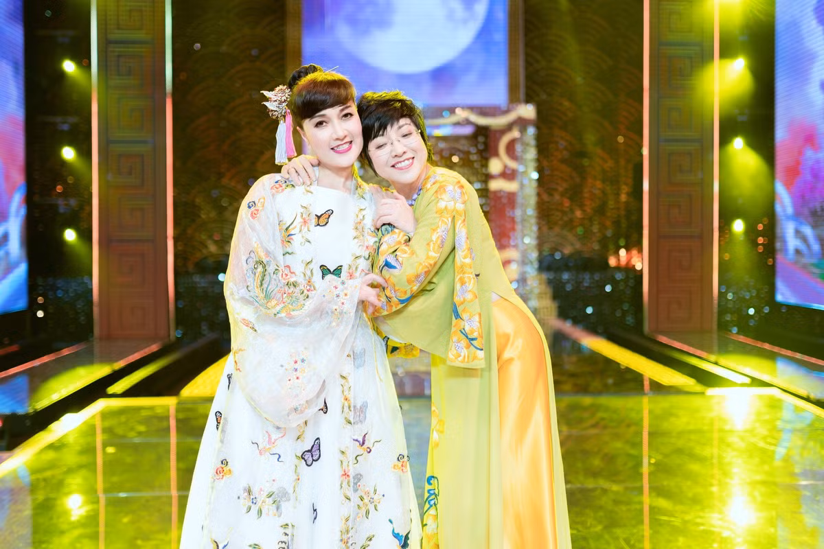 Vân Dung làm thơ khi đăng tải hình ảnh bên Thảo Vân - người dẫn chương trình quen thuộc của Táo quân. "Chúng em là Thảo Vân Dung/Táo quân là cả thanh xuân/ Là miền ký ức một phần trong em/ Ngọt ngào như một que kem/Chua cay thâm thúy như kèm mắm tôm/ Tập luyện vất vả sớm hôm/Anh em nghệ sĩ cứ ôm nhau cười", Vân Dung viết. Ảnh: FB Vân Dung.