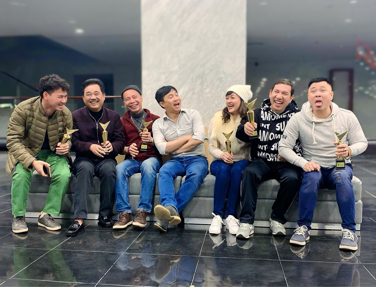 Đăng ảnh cũ khi tập luyện Táo quân, Vân Dung bày tỏ: "Trong vô vàn chiếc cúp lấp lánh trên sân khấu, chỉ có một chiếc cúp không thể trưng bày, không thể đánh bóng, cũng chẳng thể đem đi khoe… nhưng lại quý giá nhất: cúp trong lòng người hâm mộ. Đó là chiếc cúp được trao bằng tiếng reo vang, bằng những nụ cười tươi rói của khán giả, bằng niềm tự hào không cần lý do". Ảnh: FB Vân Dung.