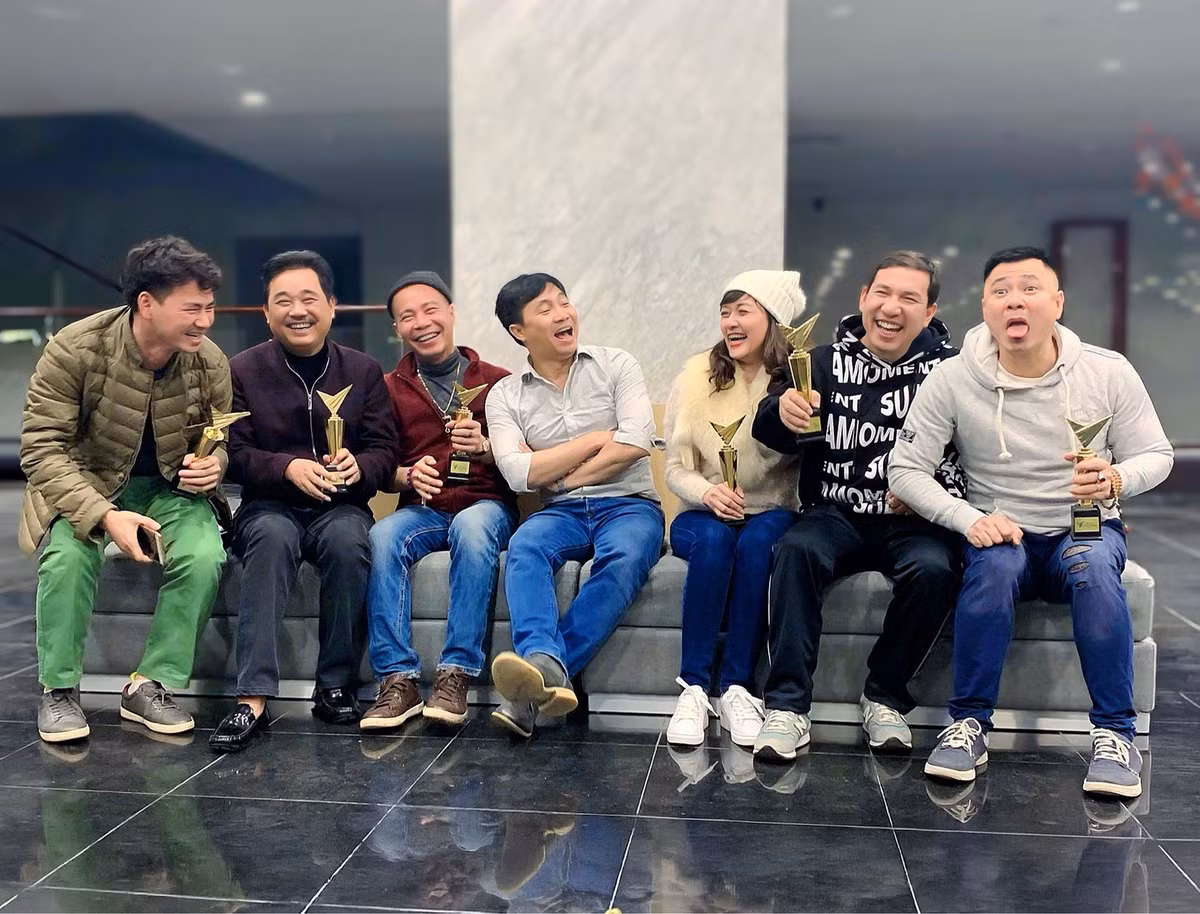 Đăng ảnh cũ khi tập luyện Táo quân, Vân Dung bày tỏ: "Trong vô vàn chiếc cúp lấp lánh trên sân khấu, chỉ có một chiếc cúp không thể trưng bày, không thể đánh bóng, cũng chẳng thể đem đi khoe… nhưng lại quý giá nhất: cúp trong lòng người hâm mộ. Đó là chiếc cúp được trao bằng tiếng reo vang, bằng những nụ cười tươi rói của khán giả, bằng niềm tự hào không cần lý do". Ảnh: FB Vân Dung.