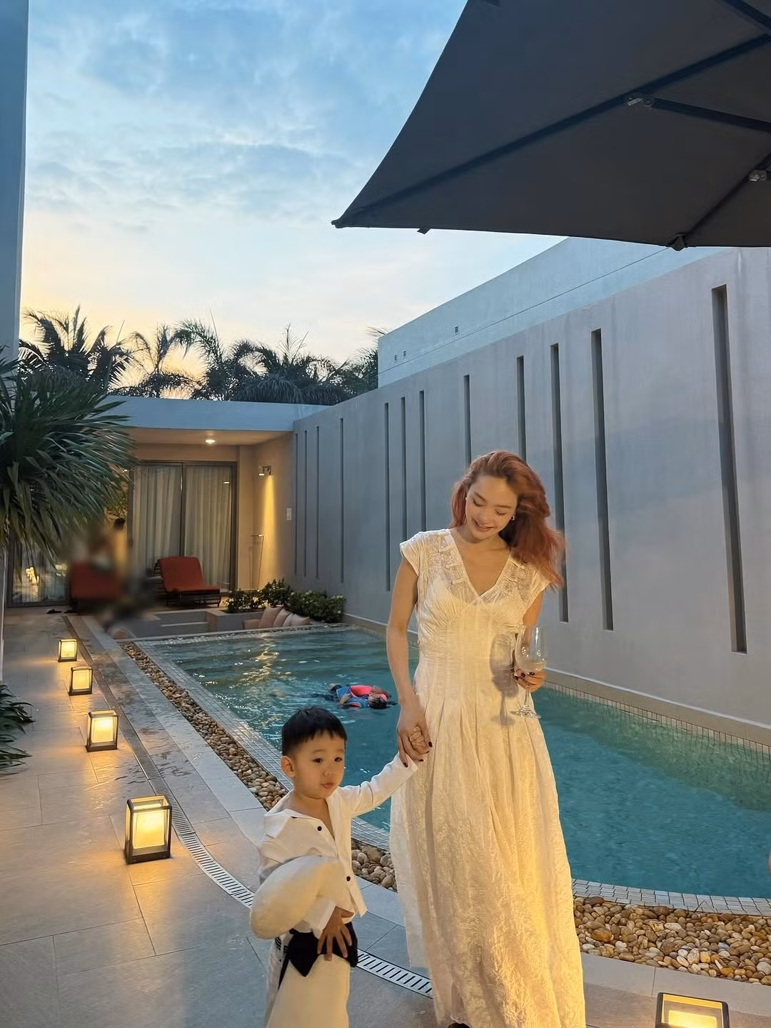 Không chỉ là người chăm sóc, Minh Hằng còn là người bạn đồng hành trong từng cột mốc khôn lớn của con.