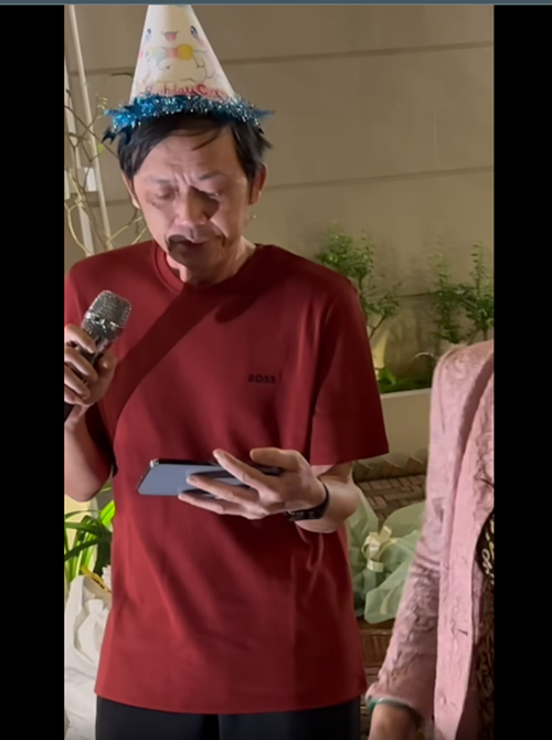 Cách đây ít năm, Hoài Linh phẫu thuật ung thư tuyến giáp. Tháng 1/2025, trong cuộc phỏng vấn với Znews, nam nghệ sĩ hài cho biết, sức khỏe đã ổn định. Ảnh: FB Dương Triệu Vũ.