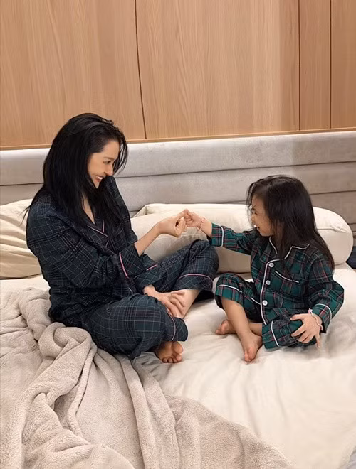 Trên trang cá nhân, Bảo Anh vừa chia sẻ “mình ổn” có lẽ là câu nói dối đẹp đẽ nhất cô từng nói với chính mình. “Nhưng có lẽ ta chỉ ổn khi ta chấp nhận rằng mình không ổn”, nữ ca sĩ viết. Ảnh: FB Bảo Anh.