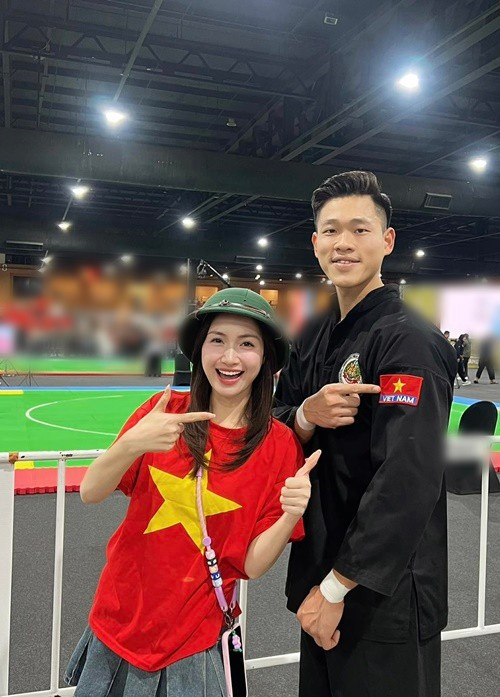 Trên trang cá nhân, Hòa Minzy đăng tải hình ảnh cổ vũ vận động viên Nguyễn Tấn Sang ở SEA Games 33. "Chúc mừng toàn thể đoàn thể thao Việt Nam, cảm ơn các anh chị em đã chiến đấu hết mình vì màu cờ sắc áo", nữ ca sĩ viết. Ảnh: FB Hòa Minzy.