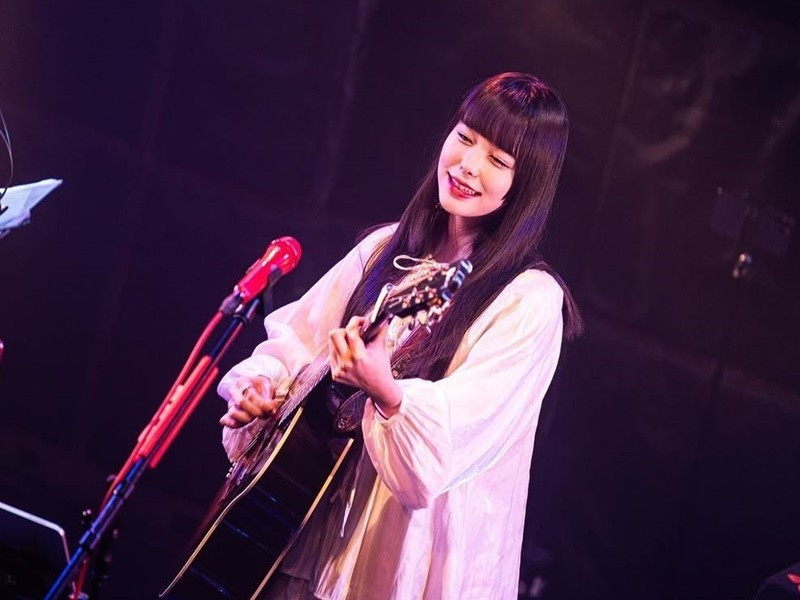 Bạn thân của Phương Mỹ Chi có khả năng sáng tác nhạc, chơi guitar điêu luyện. Ảnh: Instagram Miyuna.